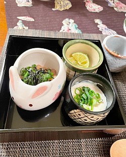 サーモンの濃厚な漬けと手作り胡麻豆腐