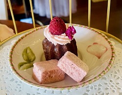 薔薇色カヌレ♡ラム酒薫る深い味わいは、手作りならではの美味しさ