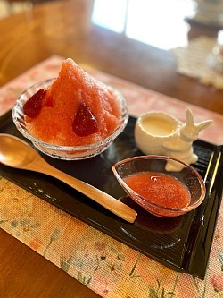 苺かき氷　　シロップも練乳も手作り！