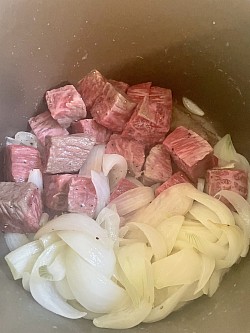 黒毛和牛と野菜をじっくり煮込みます♡